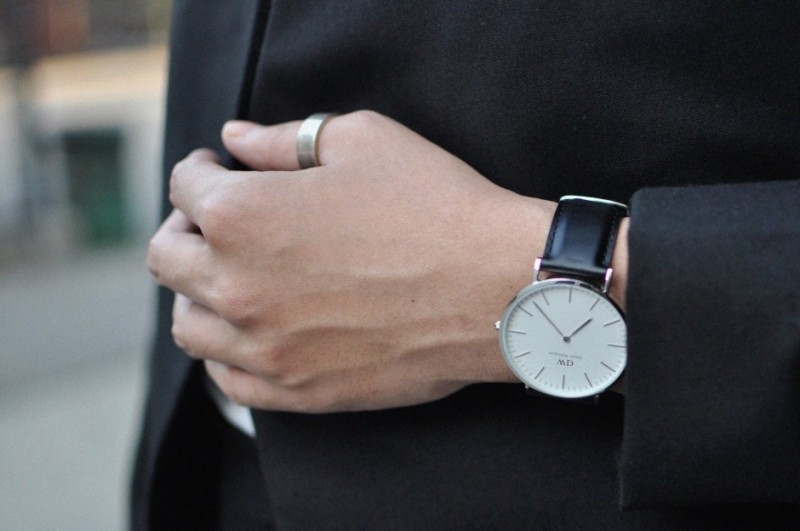 Nam đeo nhẫn ngón cái