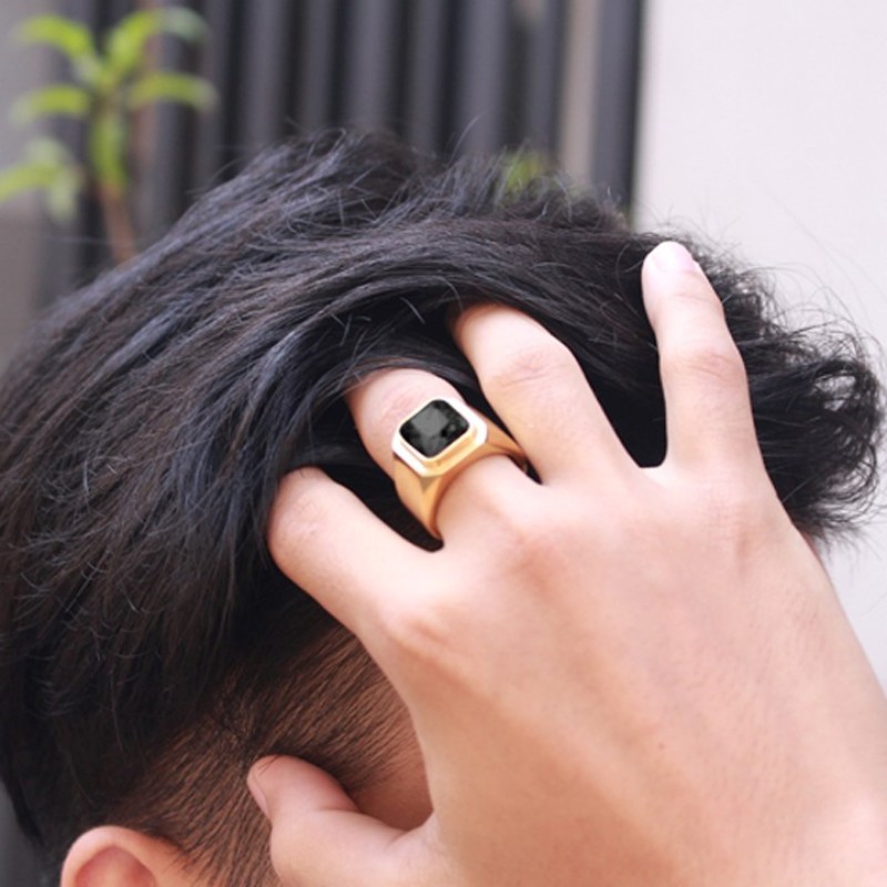 Nam đeo nhẫn ngón giữa