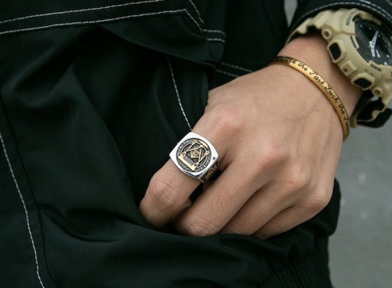 Nam đeo nhẫn ngón trỏ