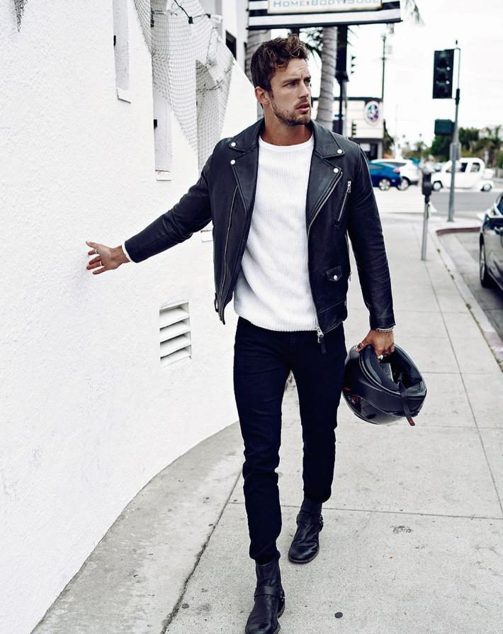 Kết hợp áo khoác da đen, quần bó đen, áo thun trắng và giày boots đen