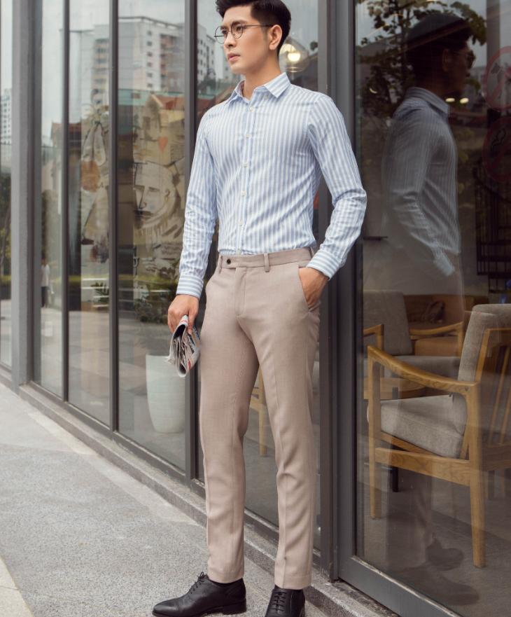 Áo sơ mi kẻ sọc phối cùng quần âu