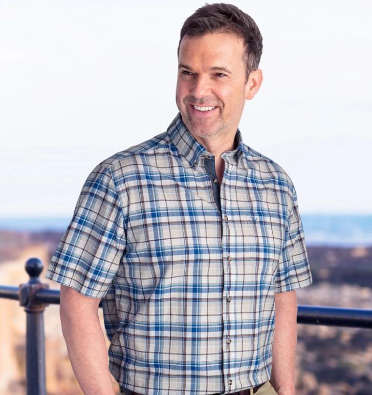 Áo sơ mi nam trung niên tay ngắn phổ biến nhưng không nhàm chán.