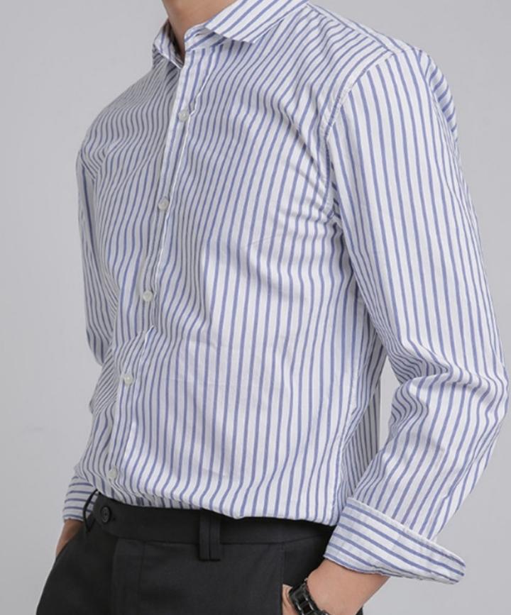 Áo sơ mi họa tiết trẻ trung khi mix cùng quần âu