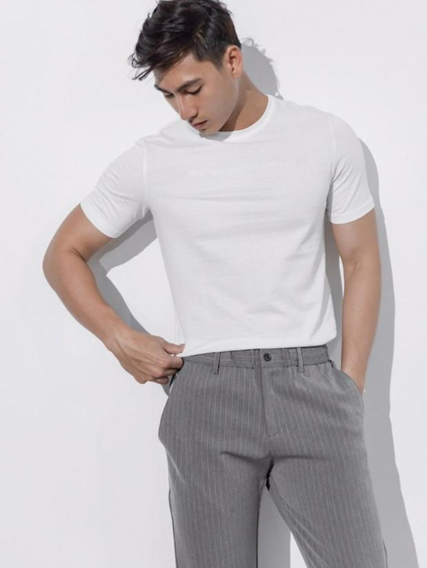 Áo thun năng động mix cùng quần âu nam