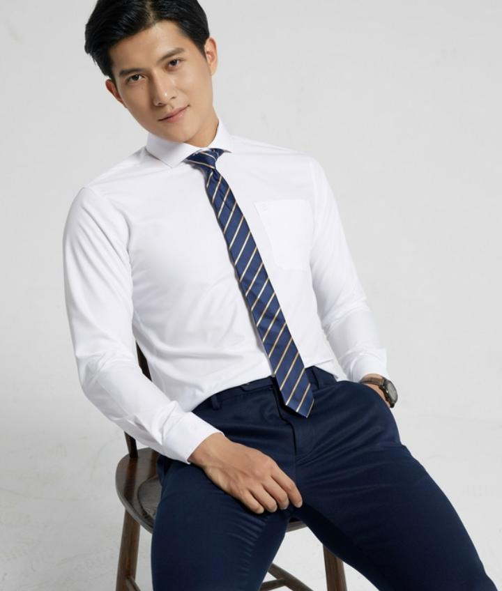 Mix quần âu nam xanh nhạt cùng áo sơ mi trắng