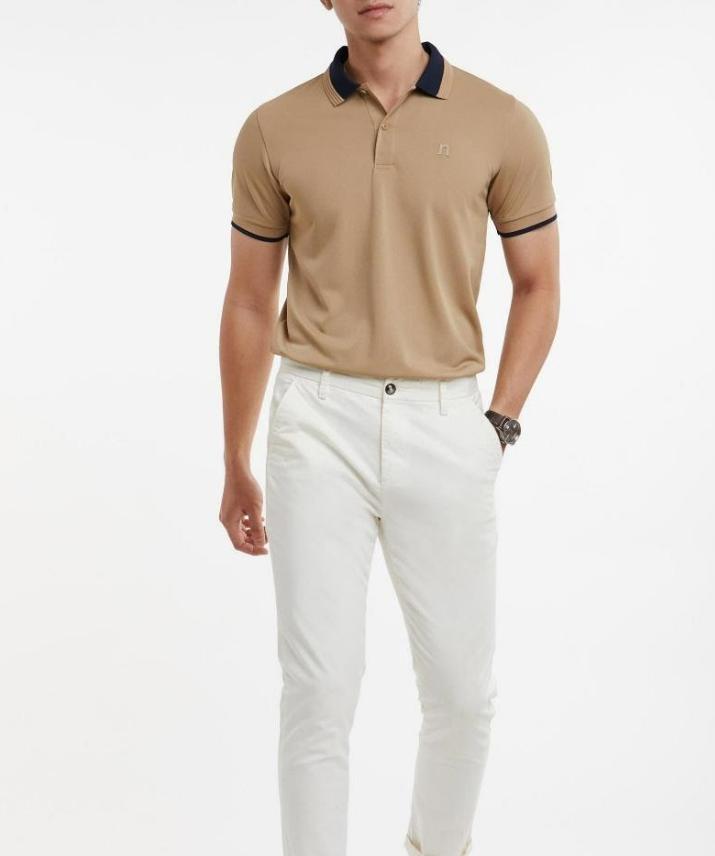 Polo và quần âu đơn giản nhưng cực kỳ cuốn hút