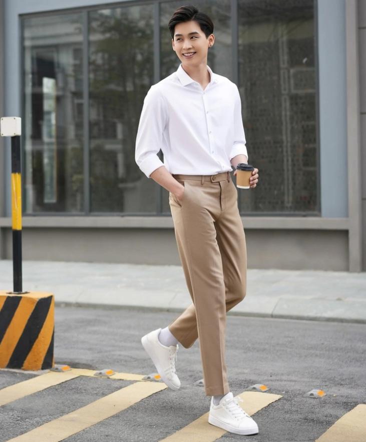 Kết hợp áo sơ mi trắng và quần vải chuẩn soái ca.